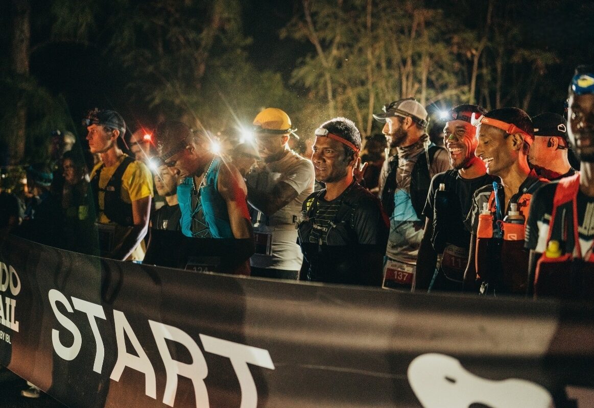 4 Coureurs trail sur sentier de montagne à Maurice - Dodo Trail